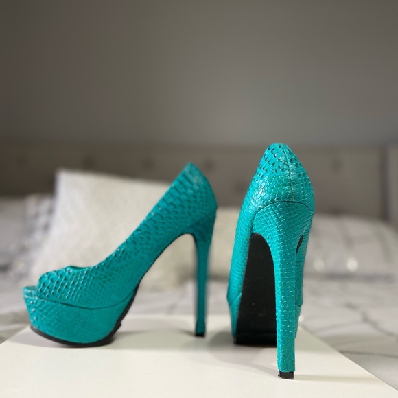 Heels - Picture 3 of 3